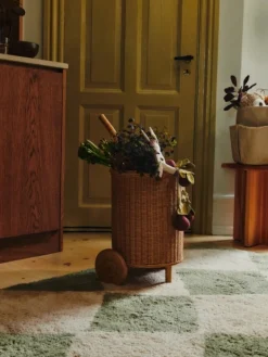 Tukki Trolley – naturlig rattan vogn fra Ferm Living