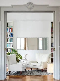 V11 Lounge Chair, smooth leather cream fra GUBI