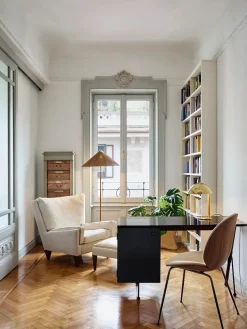 V11 Ottoman, smooth leather cream fra GUBI