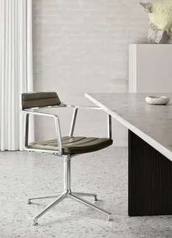 VIPP452 Swivel Chair, dark sand fra Vipp