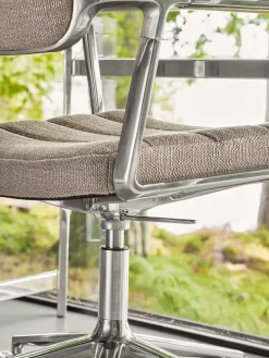 VIPP453 Swivel+ Chair, dark sand tekstil fra Vipp