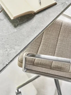 VIPP453 Swivel+ Chair m/hjul, dark sand tekstil fra Vipp