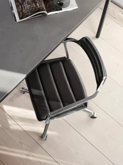 VIPP452 Swivel Chair m/hjul, sort læder fra Vipp