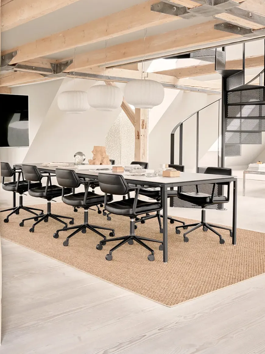 VIPP453 Swivel+ Chair m/sort stel & hjul, sort læder fra Vipp