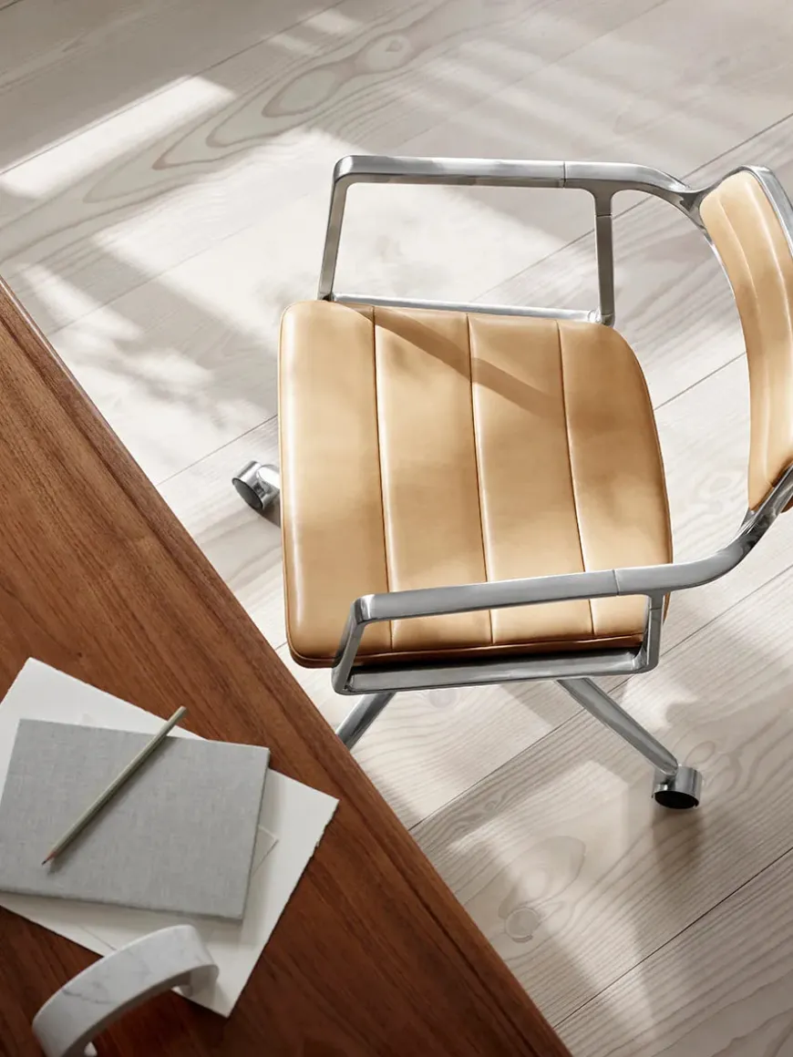 VIPP452 Swivel Chair m/sort stel & hjul, sort læder fra Vipp