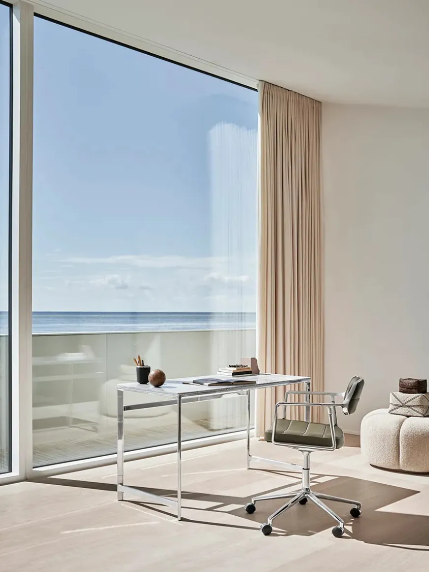 VIPP453 Swivel+ Chair m/sort stel, sort læder fra Vipp