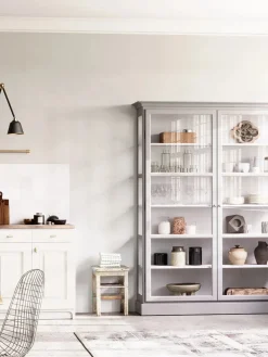 Vitrineskab Classic V2, lys grå fra Lindebjerg Design