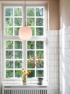 VL45 Radiohus Pale Rose Pendel 250 fra Louis Poulsen