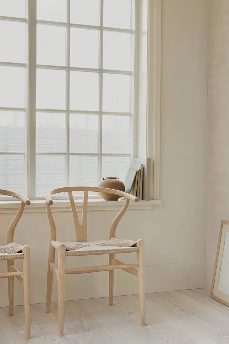 Y-stol CH24, Eg hvidolie af Hans J. Wegner