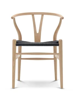Y-stol CH24, Eg hvidolie med sort flet af Hans J. Wegner