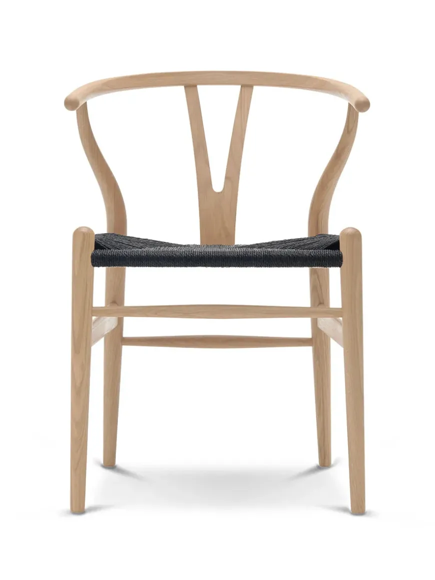 Y-stol CH24, Eg hvidolie med sort flet af Hans J. Wegner