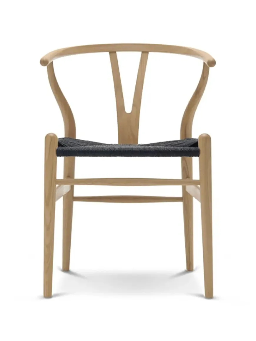 Y-stol CH24, Eg hvidolie med sort flet af Hans J. Wegner