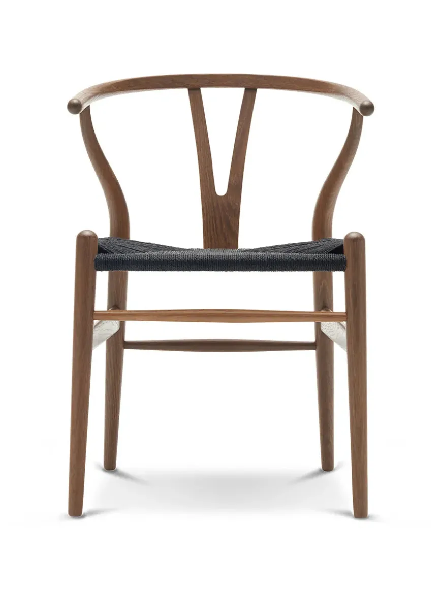 Y-stol CH24, Eg lak med sort flet af Hans J. Wegner