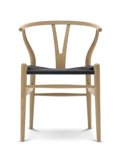 Y-stol CH24, Eg lak med sort flet af Hans J. Wegner