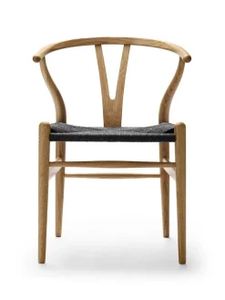 Y-stol CH24, Eg sæbe med sort flet af Hans J. Wegner