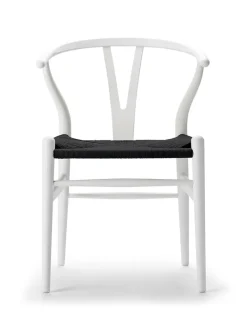 Y-stol CH24 Soft Blue med sort flet af Hans J. Wegner