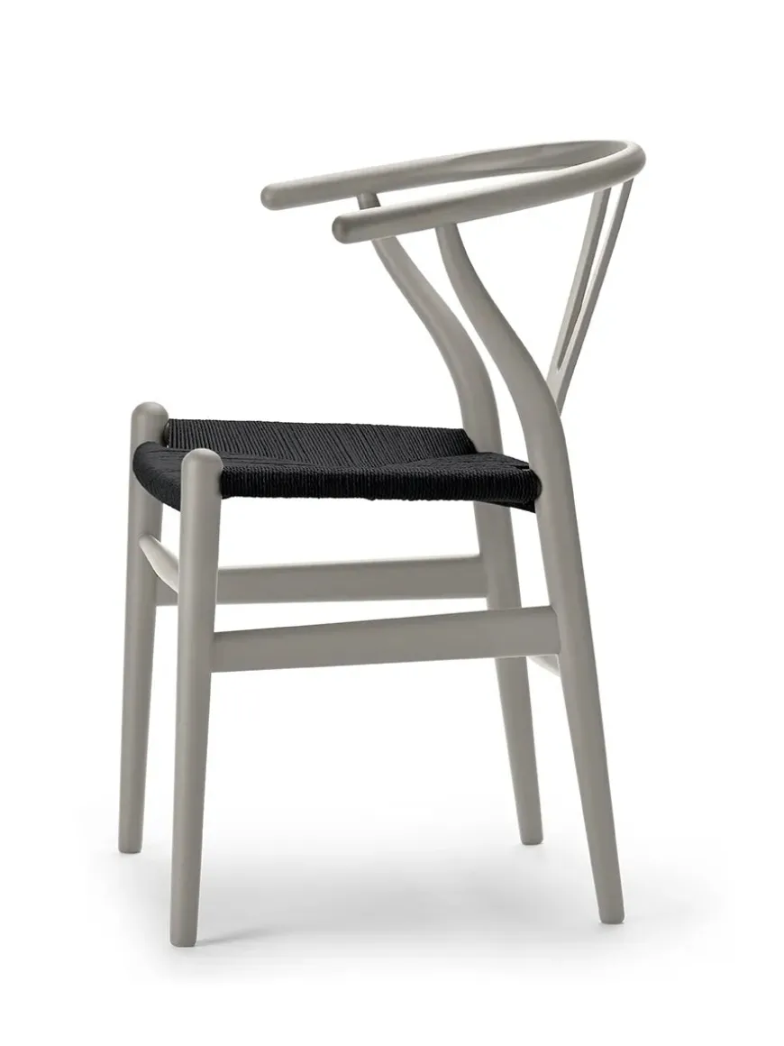 Y-stol CH24 Soft Blue med sort flet af Hans J. Wegner