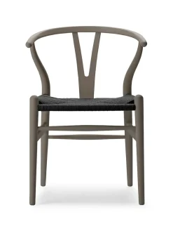 Y-stol CH24 Soft Blue med sort flet af Hans J. Wegner