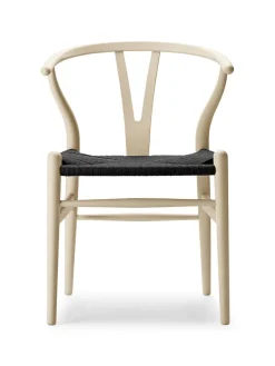 Y-stol CH24 Soft Blue med sort flet af Hans J. Wegner