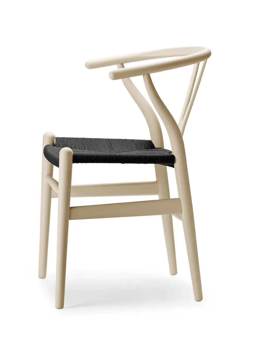 Y-stol CH24 Soft Natural White med sort flet af Hans J. Wegner