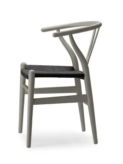 Y-stol CH24 Soft Pewter med sort flet af Hans J. Wegner