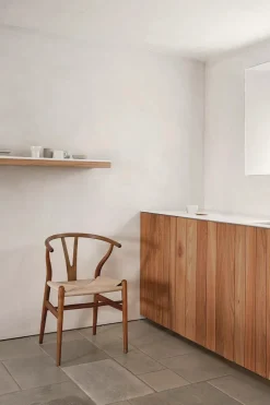 Y-stol CH24, Valnød lak af Hans J. Wegner